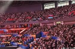 观众席上掌声雷动，赛场上惊心动魄一幕上演的简单介绍