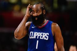 NBA球队主帅突然下课，球员们备战新赛季