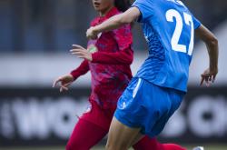 哈萨克斯坦女足技艺超群，轻松取胜