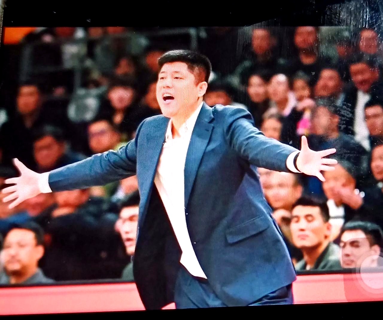 篮球青年队比赛中表现出色，引起主教练关注