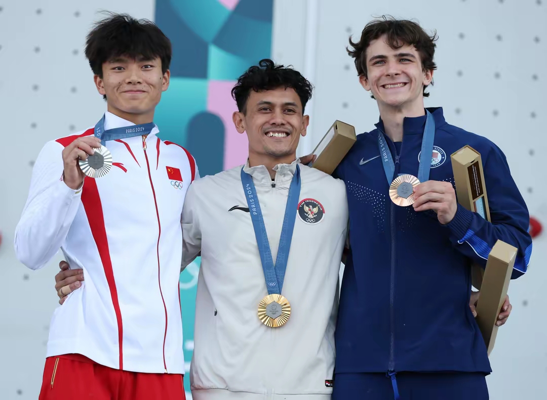 包含印尼游泳选手勇夺铜牌，为国争光的词条