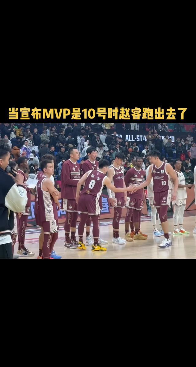 球员技艺闪耀赛场，赢得观众掌声.