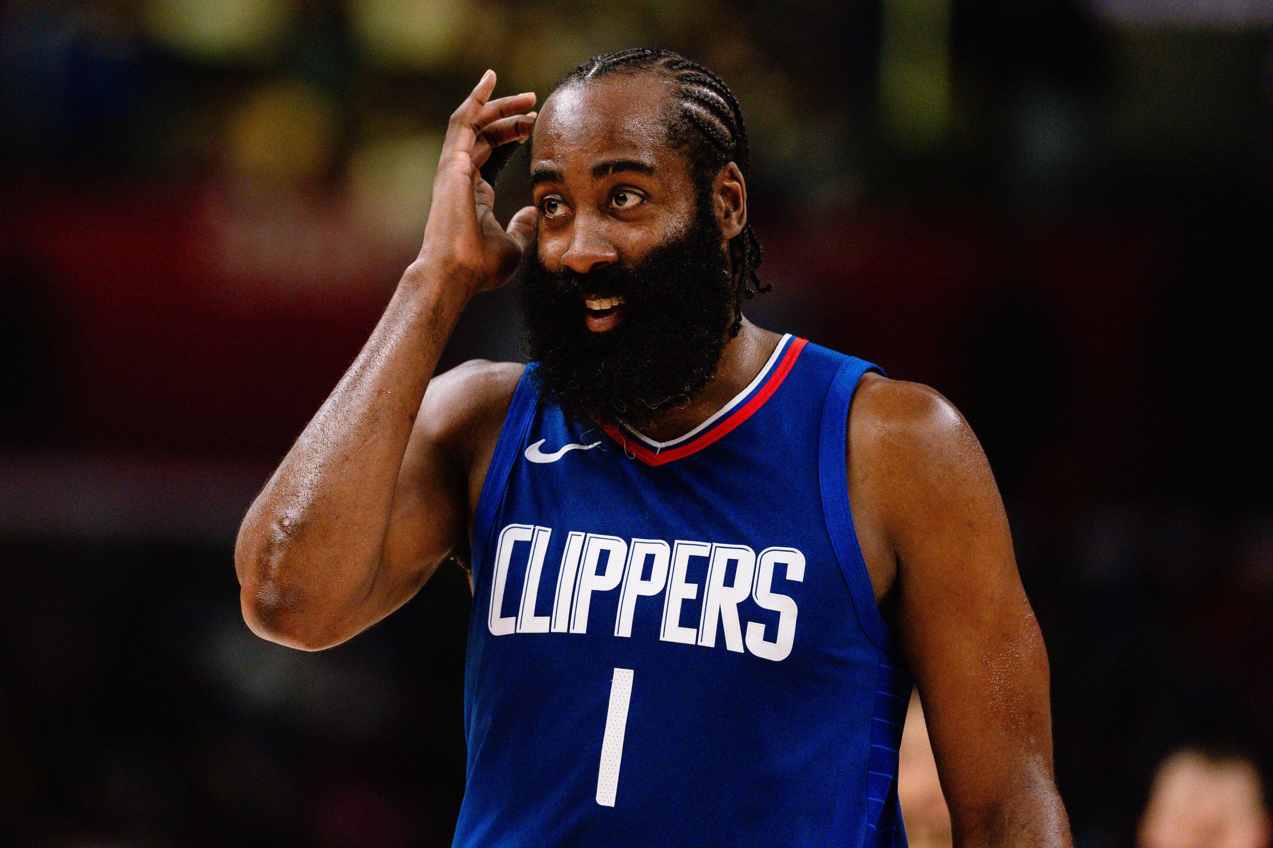 NBA球队主帅突然下课，球员们备战新赛季