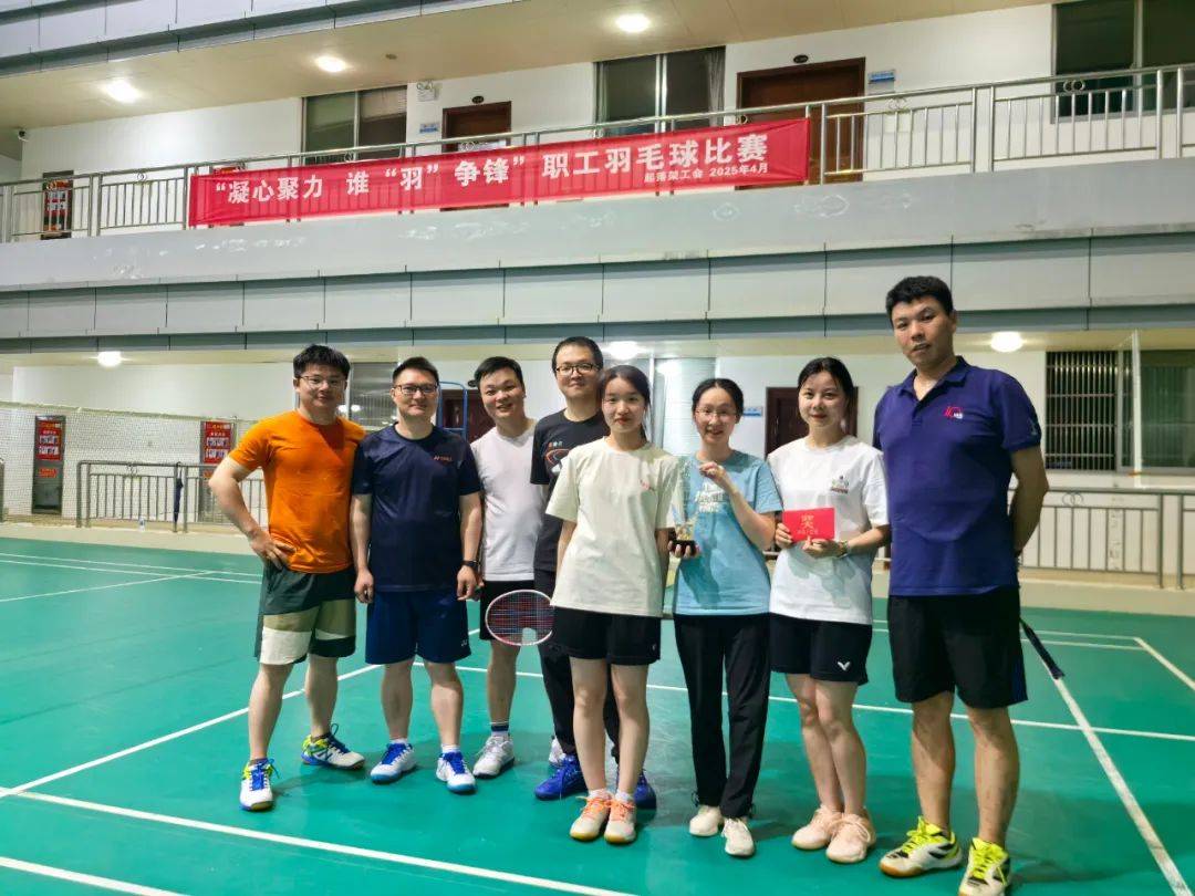 比赛结束后球员交流互动，赛后风采吸引关注的简单介绍