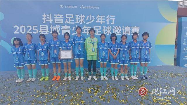 体育精神跃然纸上，中国女足队员取得佳绩的简单介绍