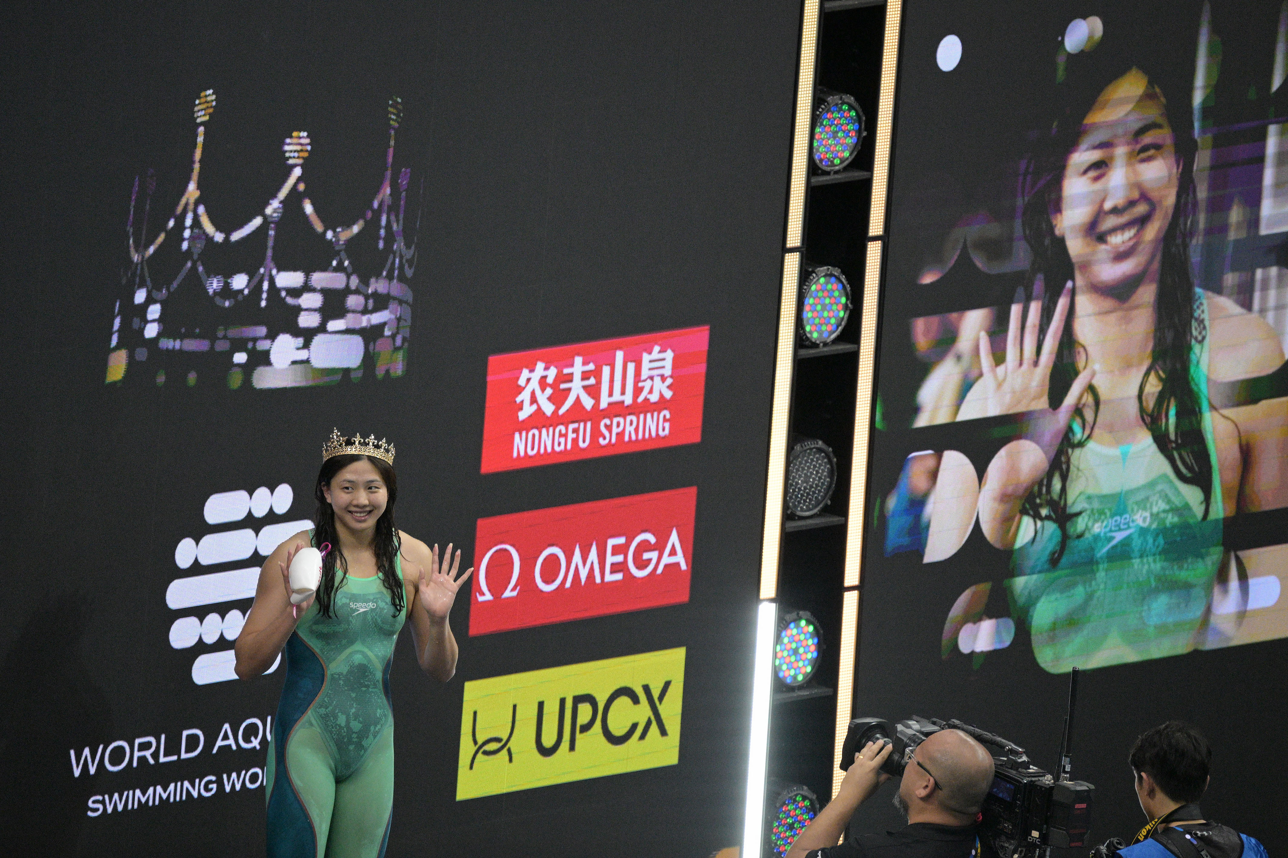 包含阿拉伯联合酋长国选手击败对手获得游泳女子比赛冠军的词条
