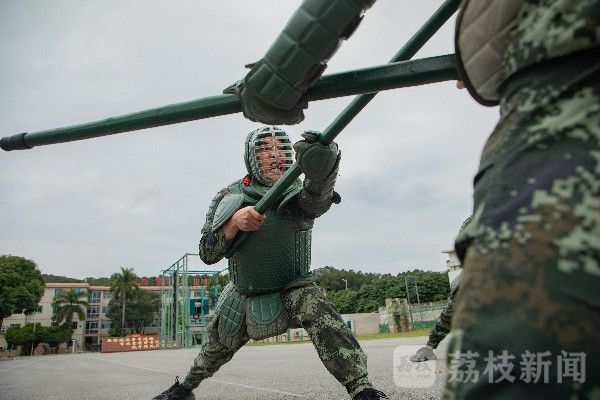 包含坚韧拼搏，赛场上的火药味扑面而来的词条