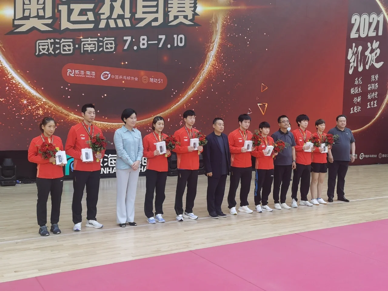 比赛落幕，球队胜利喜悦溢于言表的简单介绍