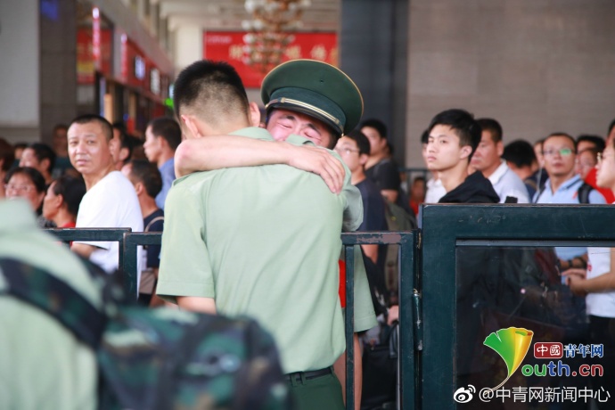 包含孙兴慜重伤倒地，曼城全队围拢祈祷，场面感人的词条