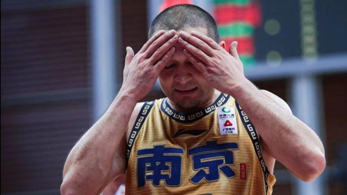 海港场边指挥情绪激动，切尔西队员怒摔水瓶