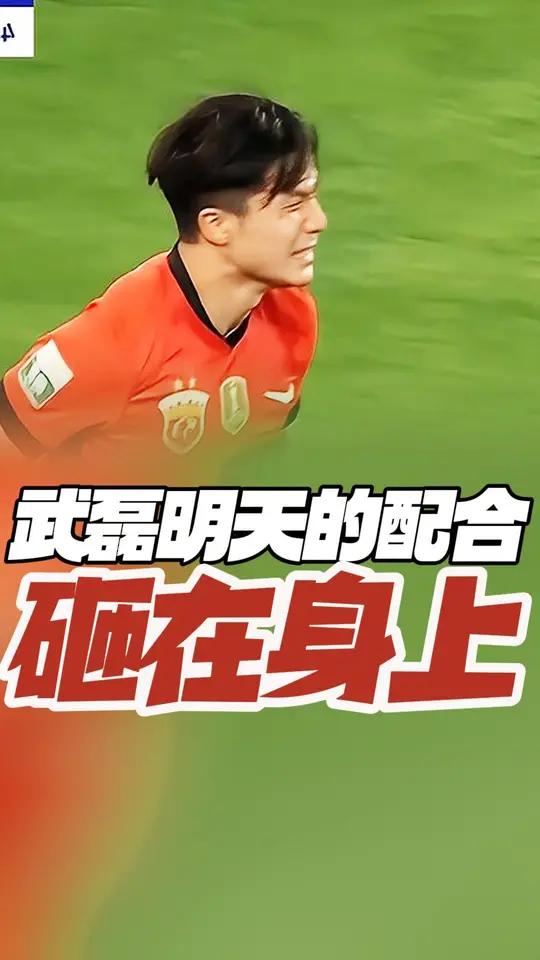 武磊重伤倒地，莱比锡全队围拢祈祷，场面感人