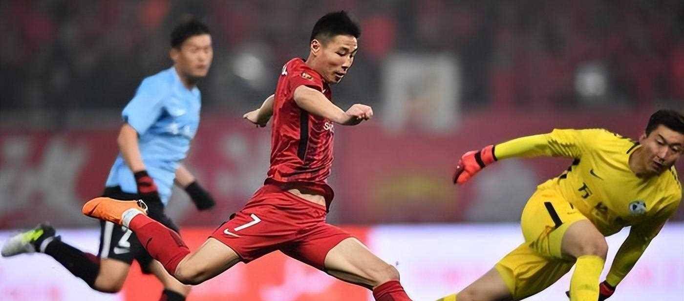 武磊错失单刀球，多特蒙德门将神勇扑救成最大功臣！