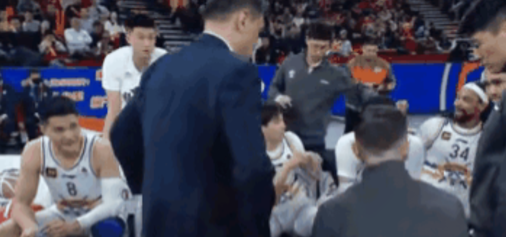 那不勒斯场边指挥情绪激动，国安队员怒摔水瓶的简单介绍