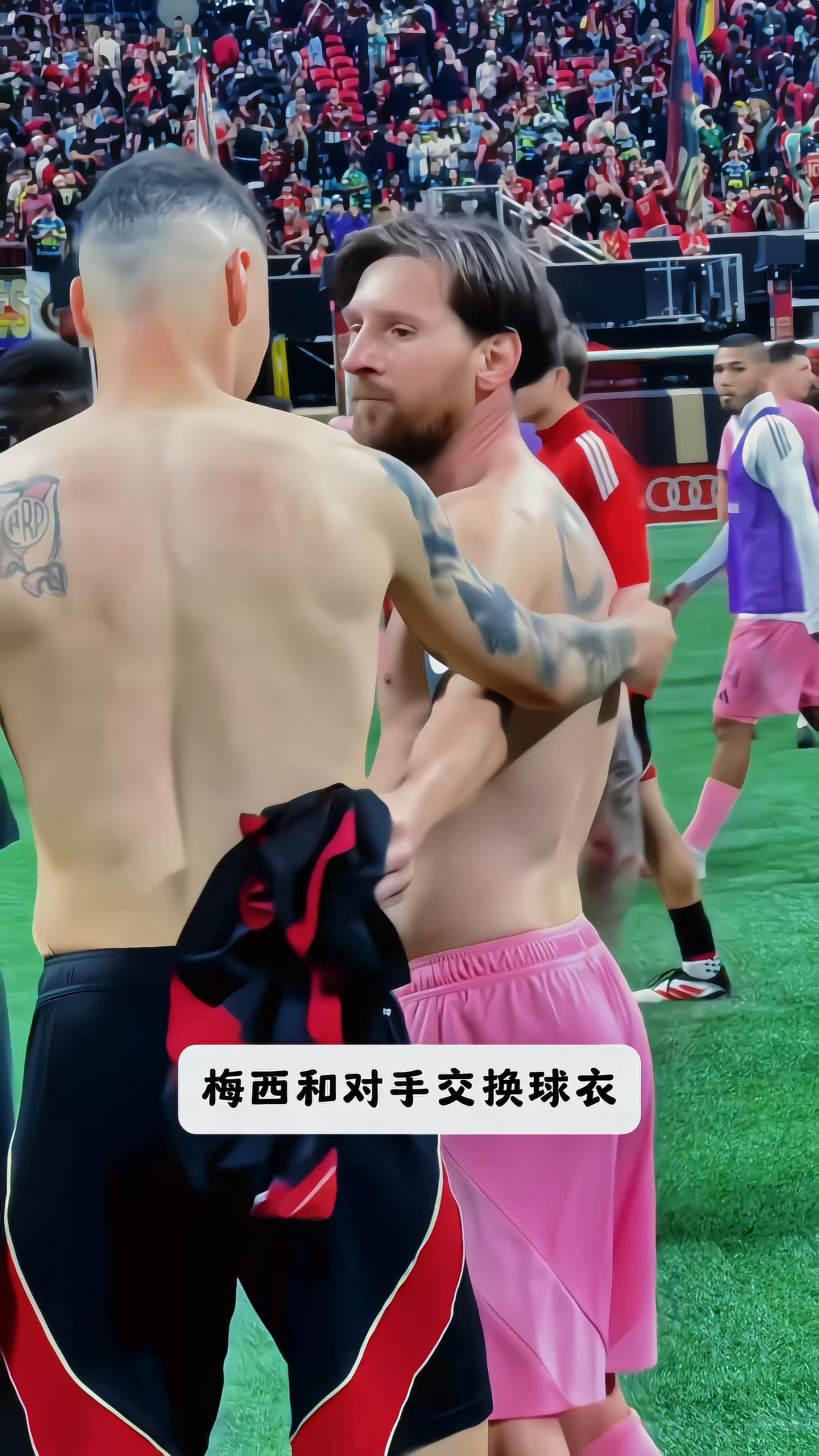 孙兴慜赛前列队欢迎梅西，尊重对手尽显风度！